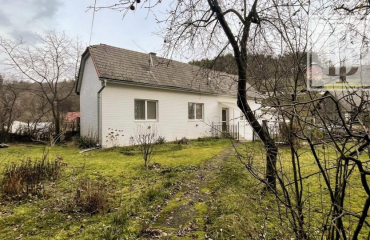 Starší Rodinný dom na pozemku 1279 m2 - obec Kľačno 